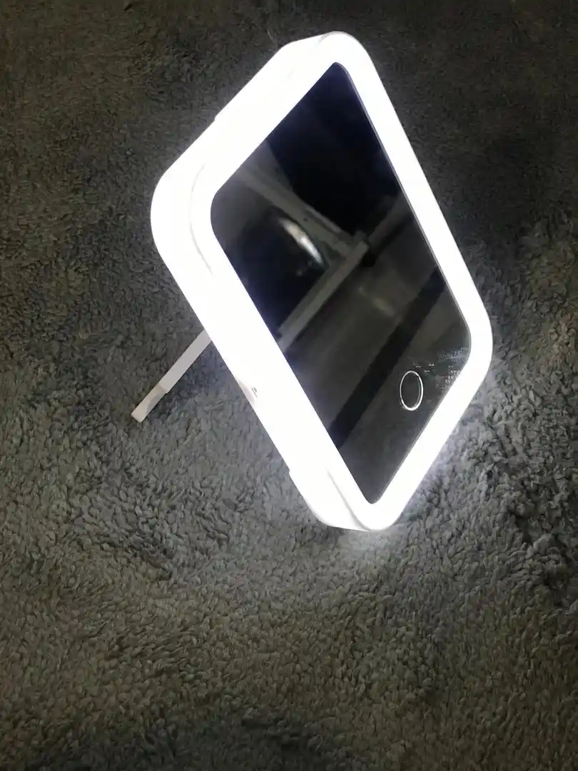 آینه آرایشی LED دار