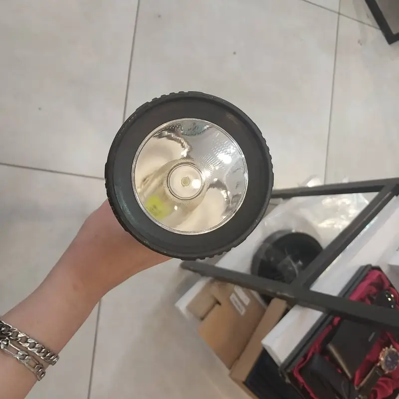 چراغ قوه دستی قابل حمل | نورافکن LED فوق‌العاده پرنور | ضدآب، شارژی، برد نور 500 متر | مناسب برای کمپینگ، کوه‌نوردی، سفرهای ماجراجویانه