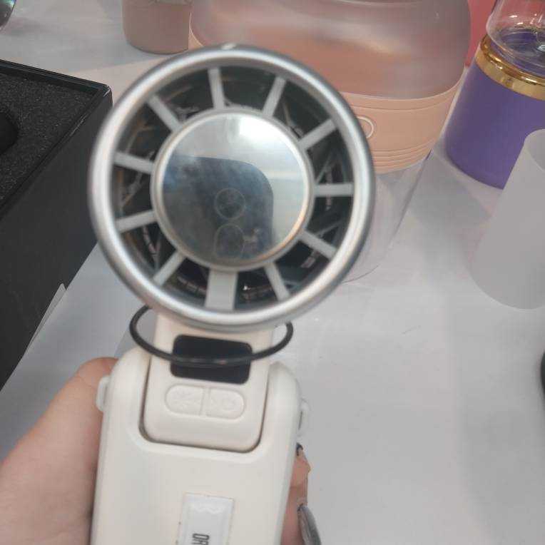 فن دستی شارژی GS3L با باتری 4000mAh – خنک‌کنندگی قدرتمند در هر زمان و مکان